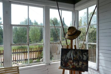  OKHOTINO, YAROSLAVL REGION, RUSSIA - 15 AĞUSTOS 2021: Yaroslavl bölgesindeki Okhotino köyündeki 