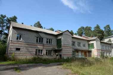 ITLAR, YAROSLAVL REGION, RUSSIA - 15 AĞUSTOS 2021: Yaroslavl bölgesindeki eski şarkıcı Fyodor Chaliapin 'in malikanesinde terk edilmiş çocuk sanatoryumu 