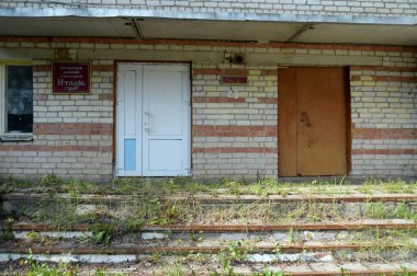 ITLAR, YAROSLAVL REGION, RUSSIA - 15 AĞUSTOS 2021: Yaroslavl bölgesindeki eski şarkıcı Fyodor Chaliapin 'in malikanesinde terk edilmiş çocuk sanatoryumu 