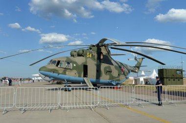  ZHUKOVSKY, MOSCOW REGION, RUSSIA 20 Temmuz 2021: Zhukovsky 'deki Uluslararası Havacılık ve Uzay Salonu MAKS-2021' de Rus ağır askeri nakliye helikopteri 