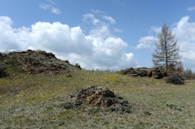 ALTAI REPUBLIC, RUSSIA - 18 Mayıs 2021: Altai Cumhuriyeti 'nin Kosh-Agach ilçesinde Kuzey Chui sırtı yakınlarındaki dağ manzarası. Rusya