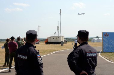  ZHUKOVSKY, MOSCOW REGION, RUSSIA - 20 Temmuz 2021: Uluslararası Havacılık ve Uzay Salonu MAKS-2021 'de kamu düzenini koruyan polis memurları