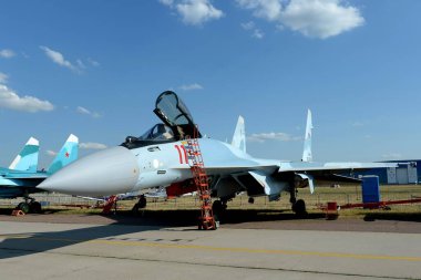 ZHUKOVSKY, MOSCOW REGION, RUSSIA - 20 Temmuz 2021: Uluslararası Havacılık ve Uzay Salonu MAKS-2021 'de Rus çift koltuklu süper manevra yapabilen çok kanallı Sukhoi Su-30 SM (Flanker-C)