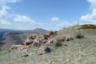 ALTAI REPUBLIC, RUSSIA - 18 Mayıs 2021: Altai Cumhuriyeti 'nin Kosh-Agach ilçesindeki Kuzey Chui sırtında turistler. Rusya