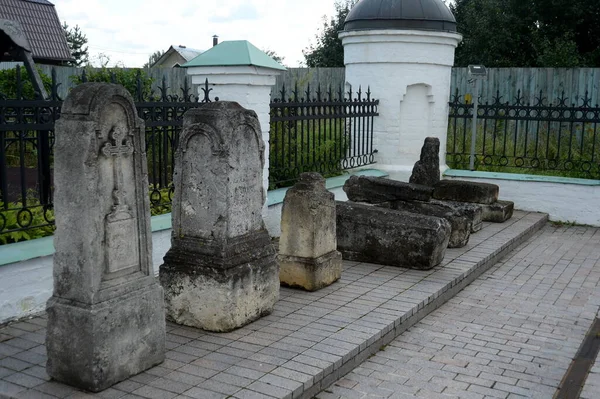 Radonezh Región Moscú Rusia Agosto 2021 Antiguos Monumentos Funerarios Iglesia —  Fotos de Stock