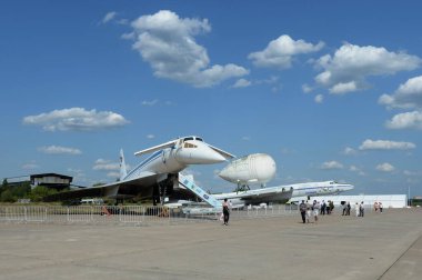 ZHUKOVSKY, MOSCOW REGION, RUSSIA - 20 Temmuz 2021: Sovyet Tu-144 ve VM-T Atlant 3M-T uçakları Zhukovsky, Rusya 'daki MAKS-2021 Uluslararası Havacılık ve Uzay Salonu