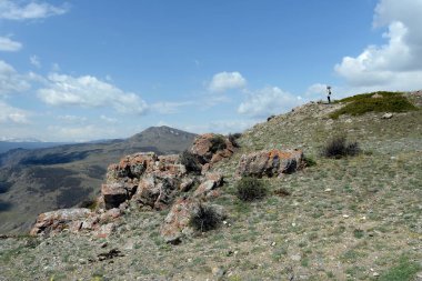 ALTAI REPUBLIC, RUSSIA - 18 Mayıs 2021: Altai Cumhuriyeti 'nin Kosh-Agach ilçesindeki Kuzey Chui sırtında turistler. Rusya