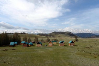 ALTAI REPUBLIC, RUSSIA - 18 Mayıs 2021: Kosh Agachsky ilçesi Altai Dağları Kurai bozkırındaki 