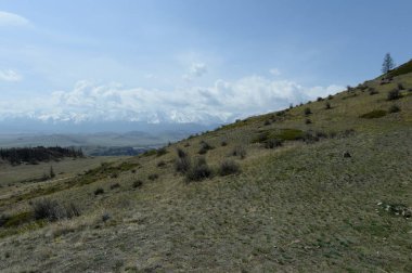 ALTAI REPUBLIC, RUSSIA - 18 Mayıs 2021: Altai Cumhuriyeti 'nin Kosh-Agach ilçesinde Kuzey Chui sırtı yakınlarındaki dağ manzarası. Rusya