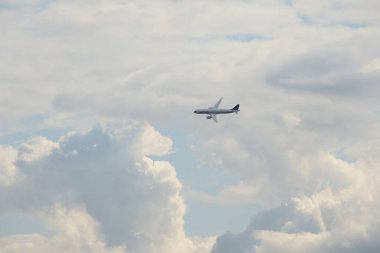 ZHUKOVSKY, MOSCOW REGION, RUSSIA - 24 Temmuz 2021: Zhukovsky 'deki Uluslararası Havacılık ve Uzay Salonu MAKS-2021' de yeni Rus çift motorlu yolcu uçağı MS-21-300 'ün gösteri uçuşu 