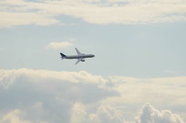 ZHUKOVSKY, MOSCOW REGION, RUSSIA - 24 Temmuz 2021: Zhukovsky 'deki Uluslararası Havacılık ve Uzay Salonu MAKS-2021' de yeni Rus çift motorlu yolcu uçağı MS-21-300 'ün gösteri uçuşu 