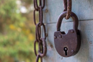 Tahta panellerde eski zincir ve metal kilit