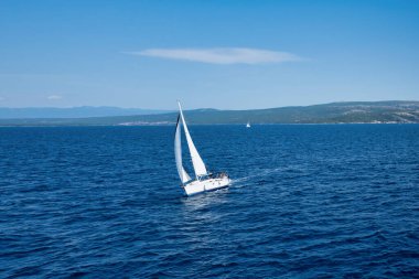 Adriyatik Denizi kıyısında Hırvatistan 'da bir tatil beldesinde. Tekne gezisi.