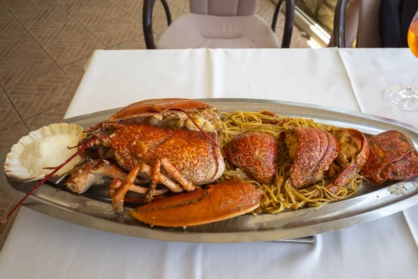 Een Gerecht Een Restaurant Met Een Kreeft Diner Aan Zee Stockafbeelding