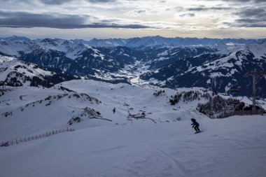 Kirchberg, Avusturya - 26 Aralık 2021: Alplerdeki kayak merkezi Kitzski. Dağlık tepeler, dağlık köyler.