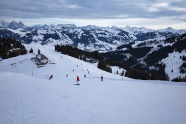 Kirchberg, Avusturya - 26 Aralık 2021: Alplerdeki kayak merkezi Kitzski. Dağ kar zirveleri, ekipmanlı kayakçılar