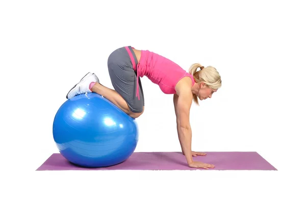 Adatto a giovani istruttrici di pilates femminili che mostrano diversi esercizi — Foto Stock