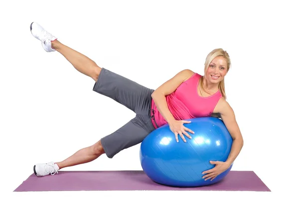 Ajuste joven instructor de pilates femenino mostrando diferentes ejercicios —  Fotos de Stock