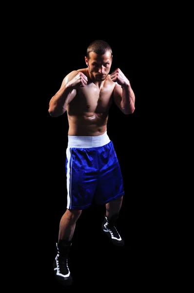 Poderoso boxer muscular posando no fundo preto — Fotografia de Stock