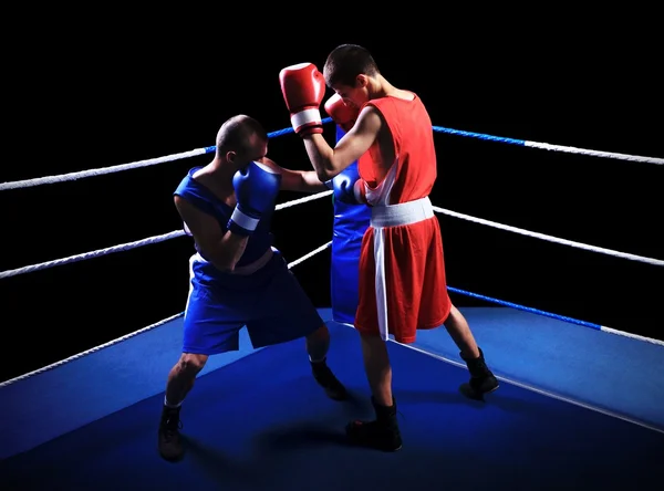 Dois boxers masculinos lutando no ringue — Fotografia de Stock