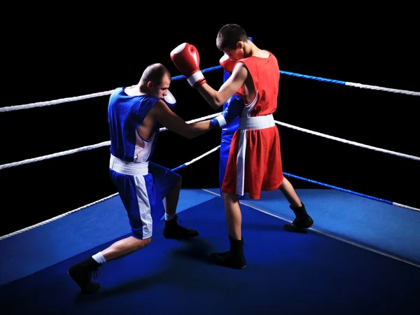 Dos boxeadores machos peleando en ring — Foto de Stock