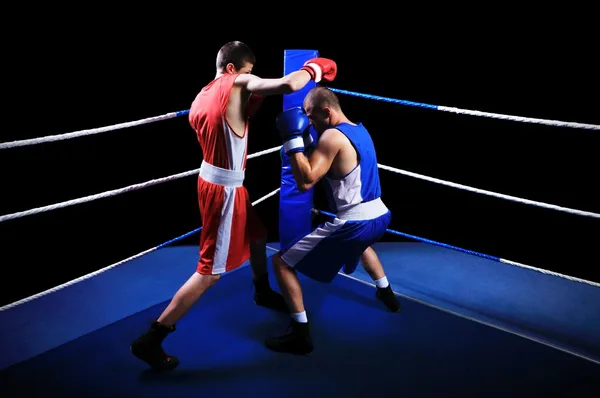 Dos boxeadores machos peleando en ring — Foto de Stock