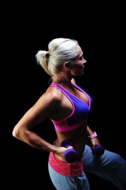 siyah zemin güzel kaslı kadın egzersiz