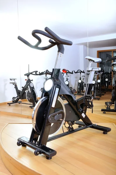 Grupo de bicicletas giratórias no estúdio de fitness — Fotografia de Stock