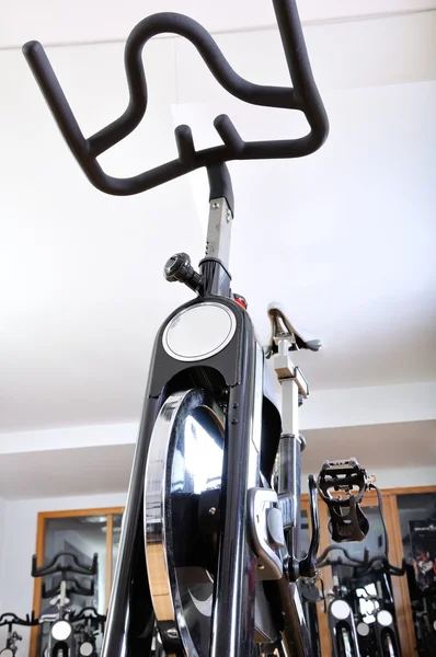 Grupo de bicicletas giratorias en el gimnasio — Foto de Stock