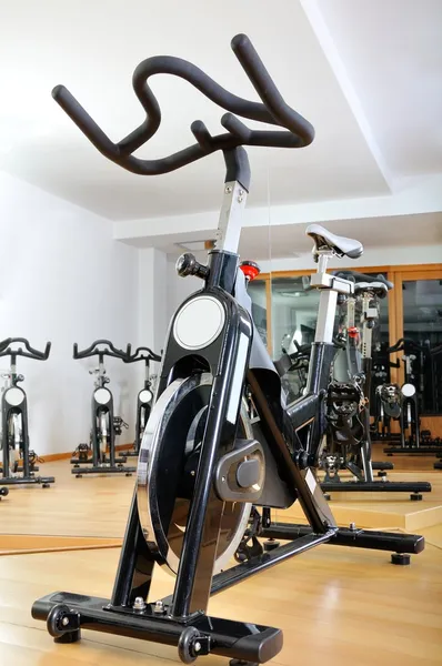 Grupo de bicicletas giratórias no estúdio de fitness — Fotografia de Stock