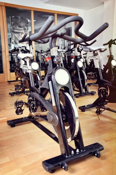 Grupo de bicicletas giratorias en el gimnasio —  Fotos de Stock