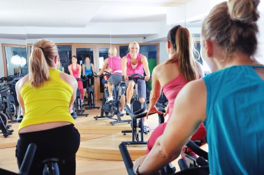 güzel kadınlar bir spinning dersi spor salonunda egzersiz yapıyor