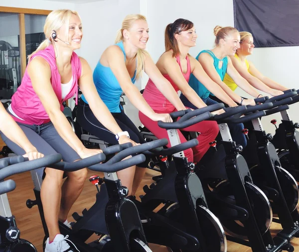 Belle donne che fanno esercizio in una classe di filatura in palestra — Foto Stock