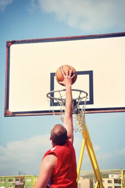 basketbolcu yüksekten uçuyor ve puanlama eylem