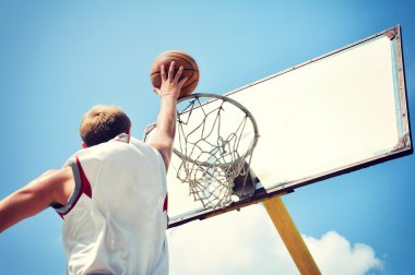 basketbolcu yüksekten uçuyor ve puanlama eylem