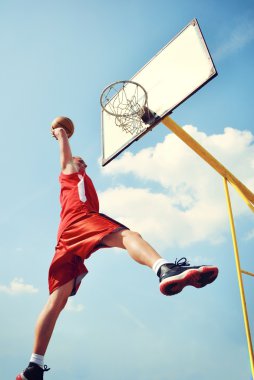 basketbolcu yüksekten uçuyor ve puanlama eylem