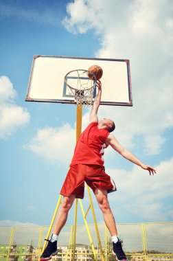 basketbolcu yüksekten uçuyor ve puanlama eylem