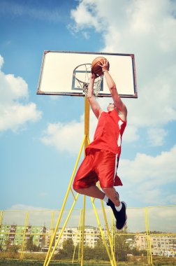 basketbolcu yüksekten uçuyor ve puanlama eylem