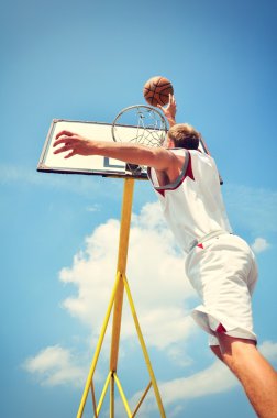 basketbolcu yüksekten uçuyor ve puanlama eylem