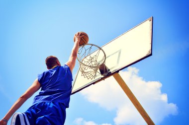 basketbolcu yüksekten uçuyor ve puanlama eylem