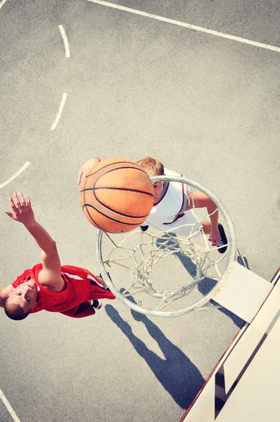 Dos jugadores de baloncesto en la cancha — Foto de Stock