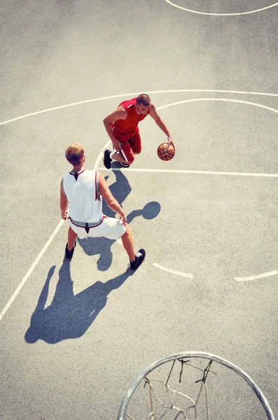 Deux joueurs de basket sur le terrain — Photo