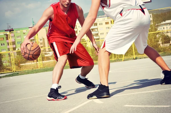 Mahkeme iki basketbol oyuncuları — Stok fotoğraf