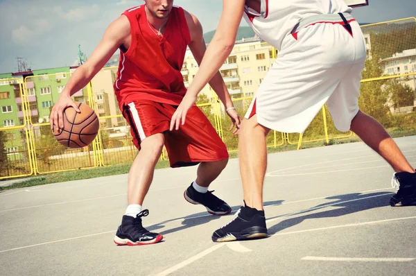 Deux joueurs de basket sur le terrain — Photo