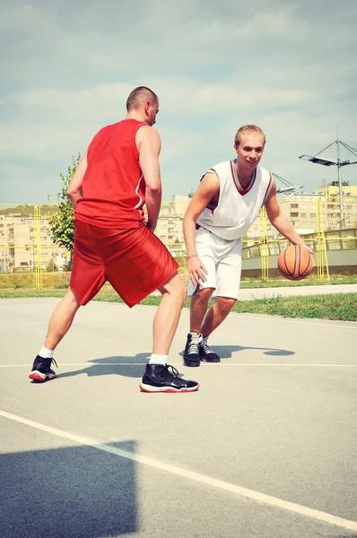 Dois jogadores de basquete na quadra — Fotografia de Stock