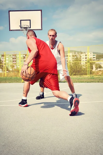 Два баскетболиста на площадке — стоковое фото