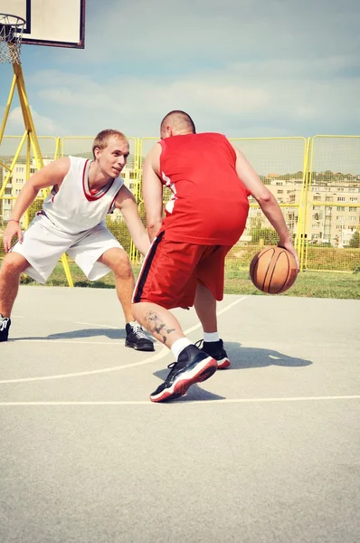 Due giocatori di basket in campo — Foto Stock