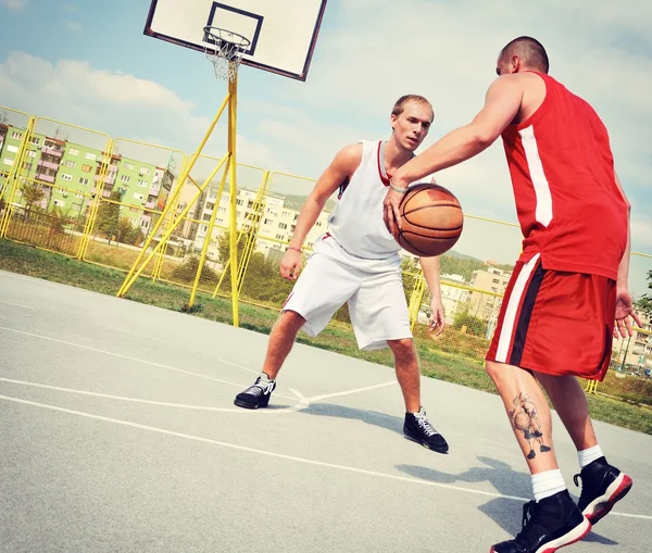 Deux joueurs de basket sur le terrain — Photo