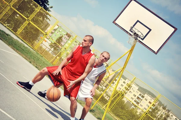 Dva basketbalové hráče na hřišti — Stock fotografie