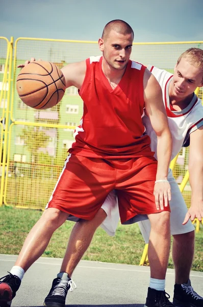 Dos jugadores de baloncesto en la cancha — Foto de Stock